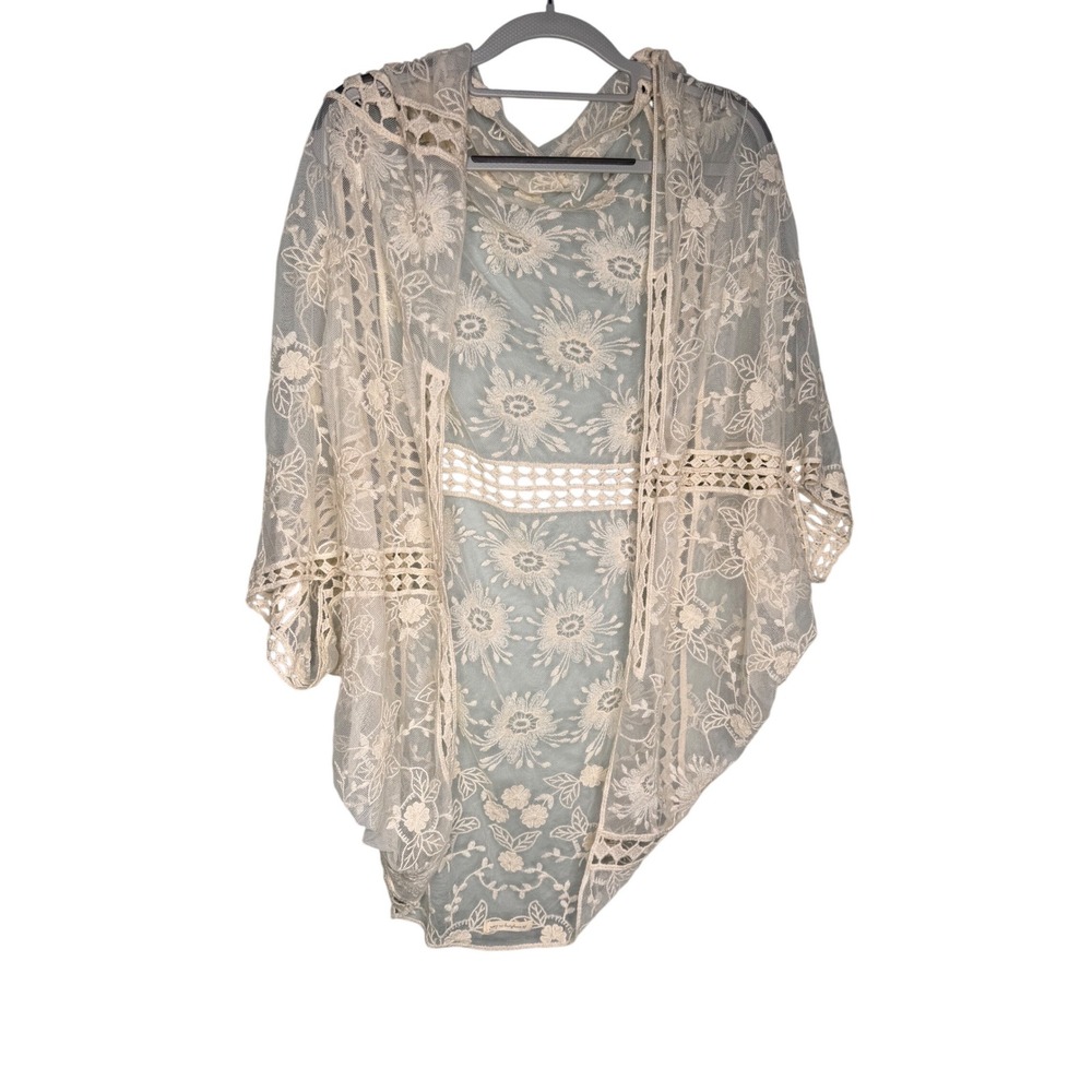 Do Everything in love‎ open front cream crochet floral shawl